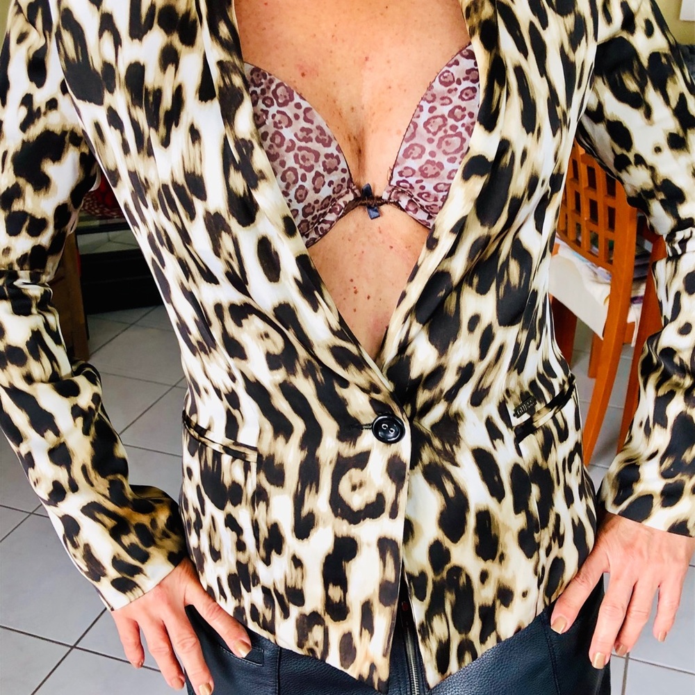 GUESS Los Angeles Fitted Wild Print Blazer